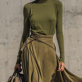 Oliwkowy komplet z golfem i kopertową spódnicą maxi