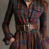 Długa sukienka w kratę z paskiem