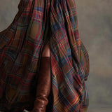 Długa sukienka w kratę z paskiem