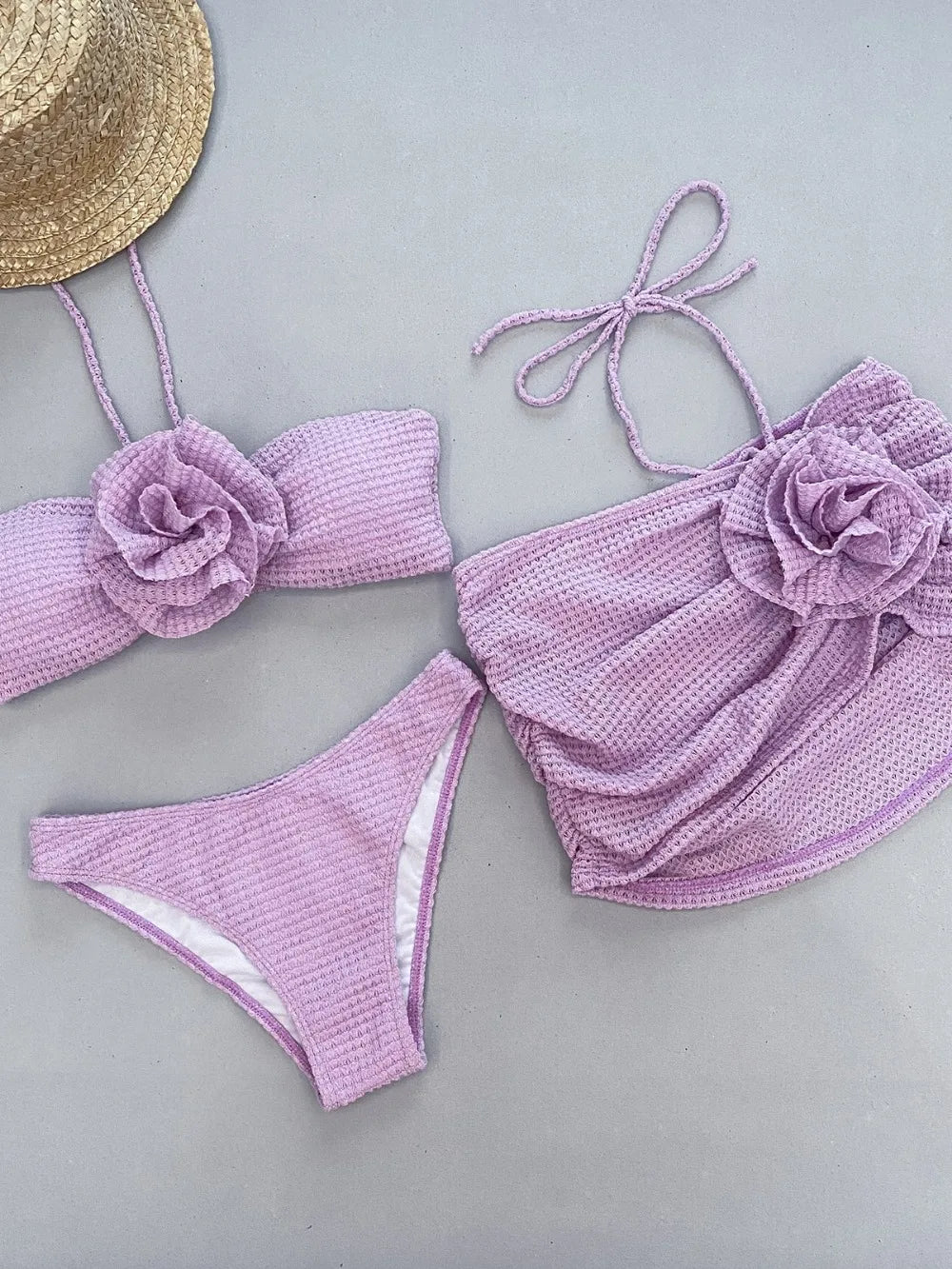 Elegancki biały bikini z detalem kwiatowym