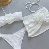 Elegancki biały bikini z detalem kwiatowym