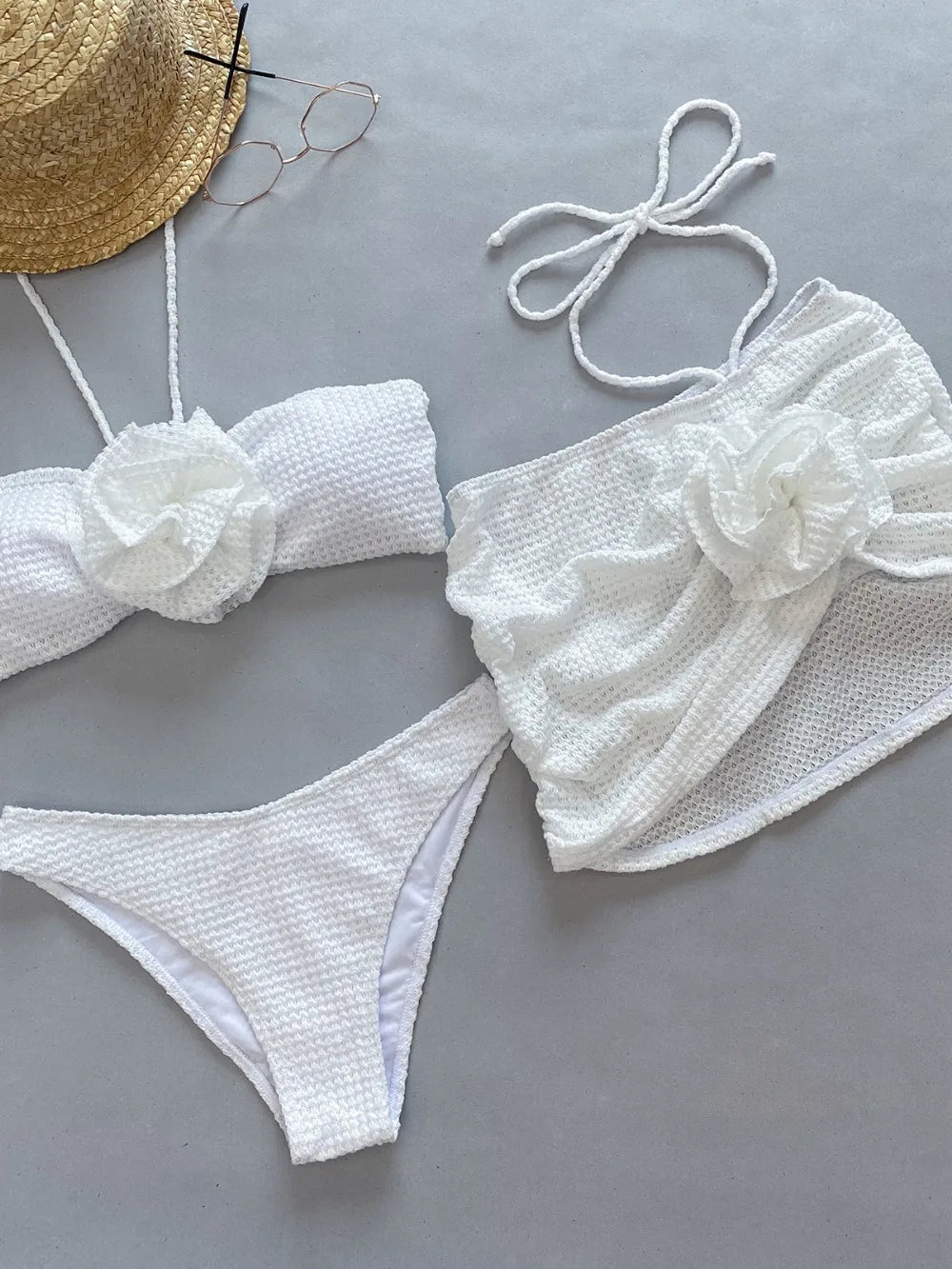 Elegancki biały bikini z detalem kwiatowym