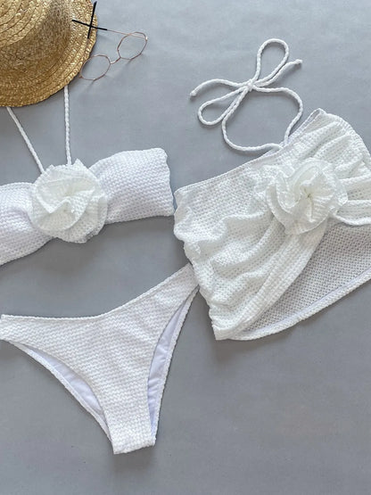 Elegancki biały bikini z detalem kwiatowym