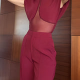 Elegancki bordowy kombinezon z transparentnym panelem