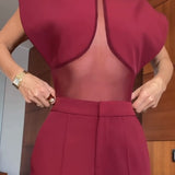 Elegancki bordowy kombinezon z transparentnym panelem