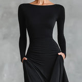 Nowoczesna długa sukienka z czarnego krepu z dekoltem w łódkę i plisami