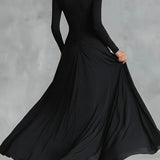 Nowoczesna długa sukienka z czarnego krepu z dekoltem w łódkę i plisami