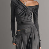 Komplet edgy chic z topem off-shoulder