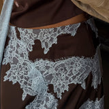 Elegancka spódnica midi z koronkowym wykończeniem