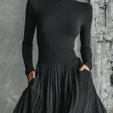 Zestaw plisowanej spódnicy i czarnej dopasowanej koszulki z długim rękawem