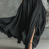 Zestaw plisowanej spódnicy i czarnej dopasowanej koszulki z długim rękawem