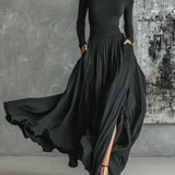 Zestaw plisowanej spódnicy i czarnej dopasowanej koszulki z długim rękawem