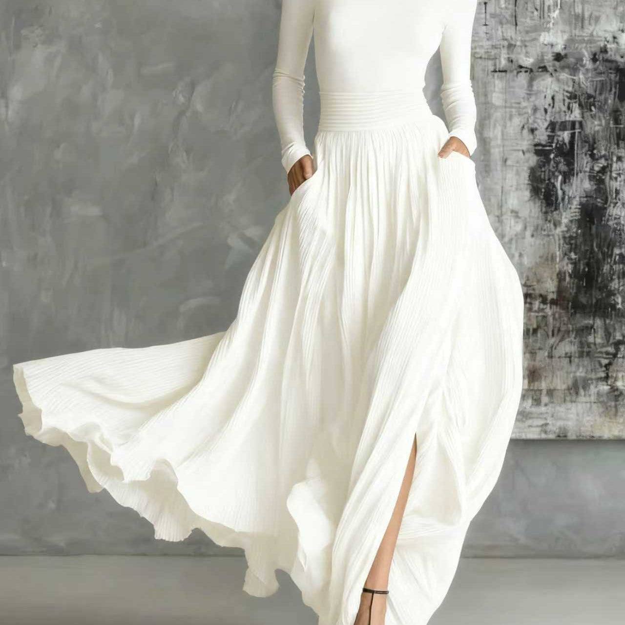 Zestaw plisowanej spódnicy i czarnej dopasowanej koszulki z długim rękawem