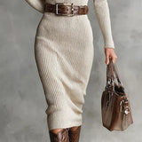 Dzianinowa sukienka midi z paskiem i półgolfem