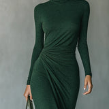 Lenora - Asymetryczna sukienka midi z drapowaniami i wysokim kołnierzem w ciemnozielonym kolorze