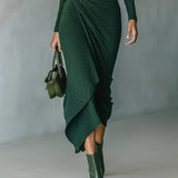 Lenora - Asymetryczna sukienka midi z drapowaniami i wysokim kołnierzem w ciemnozielonym kolorze