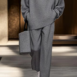 Szary minimalistyczny komplet casual z prostymi spodniami