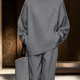 Szary minimalistyczny komplet casual z prostymi spodniami