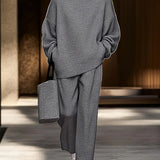 Szary minimalistyczny komplet casual z prostymi spodniami