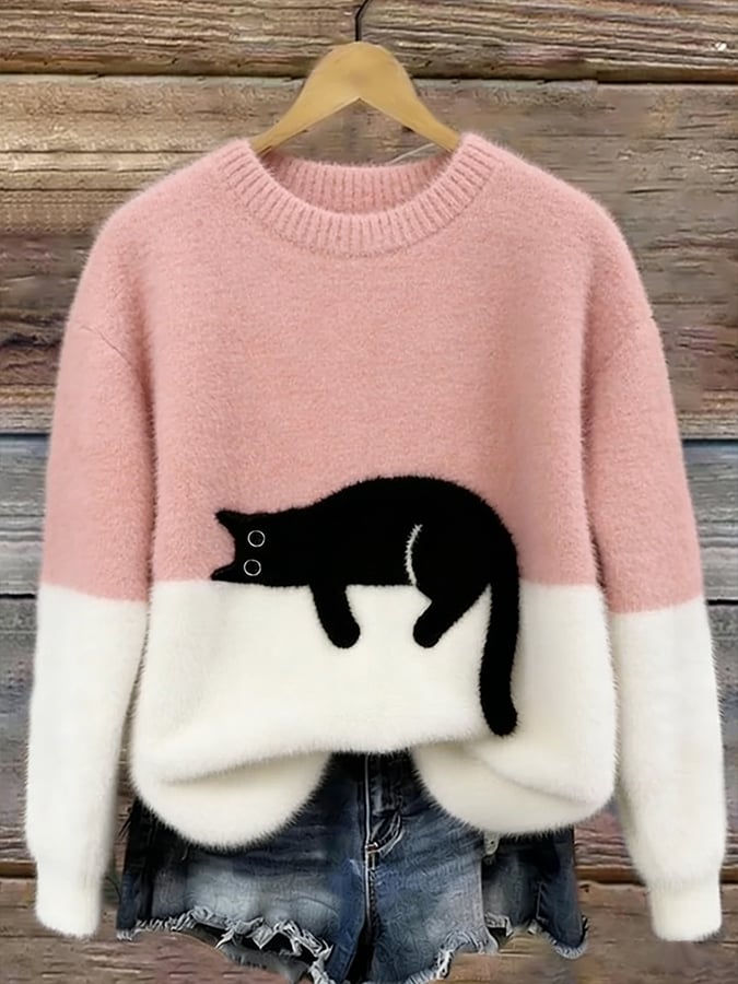 Puszysty sweter oversize z wylegującym się kotem