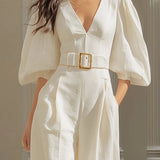 Biały kombinezon V z bufiastymi rękawami i paskiem