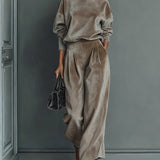 Aksamitny komplet w odcieniu taupe z golfem i szerokimi spodniami