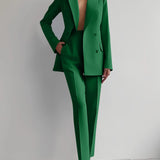 Elegancki garnitur damski z taliowaną marynarką i prostymi spodniami