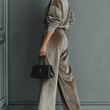 Aksamitny komplet w odcieniu taupe z golfem i szerokimi spodniami