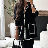 Elegancki komplet z kontrastowym wykończeniem i prostymi spodniami