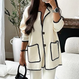 Elegancki komplet z kontrastowym wykończeniem i prostymi spodniami