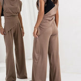 Elegancki komplet z asymetryczną bluzką i szerokimi spodniami