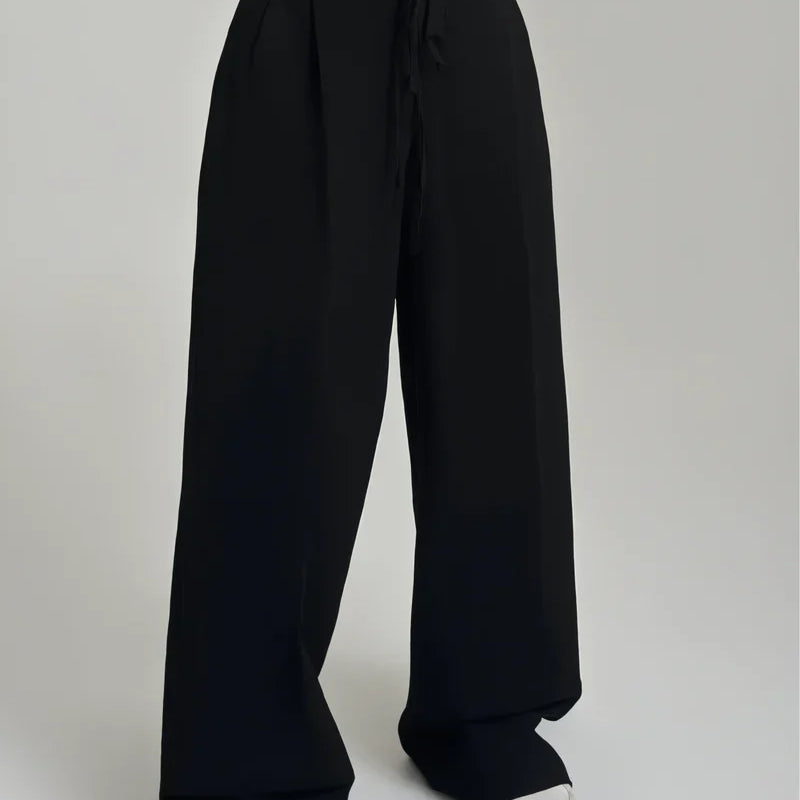 Spodnie z wysokim stanem i szerokimi nogawkami