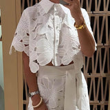 Koronkowy komplet z haftem i szerokimi spodniami z wysokim stanem