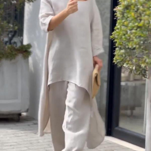 Zwiewny komplet z asymetryczną tuniką i szerokimi spodniami