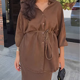 Brązowy zestaw koszulowy z długą spódnicą maxi i wiązaniem w talii