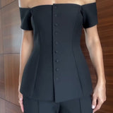 Elegancki komplet off-shoulder z dopasowaną górą i szerokimi spodniami