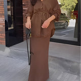 Brązowy zestaw koszulowy z długą spódnicą maxi i wiązaniem w talii