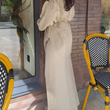 Elegancki komplet z koszulą wiązaną w talii i długą spódnicą